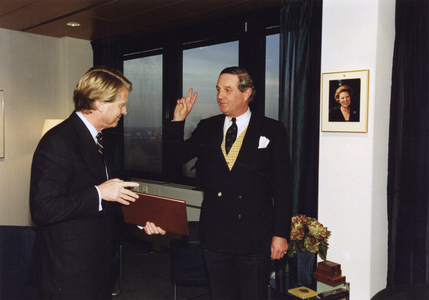 842516 Afbeelding van de eedaflegging door Peter Anthonie Diederik Hoyte Diepenhorst (rechts), ten overstaan van de ...